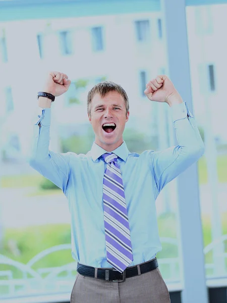 Porträt eines lächelnden jungen Geschäftsmannes im Büro. — Stockfoto