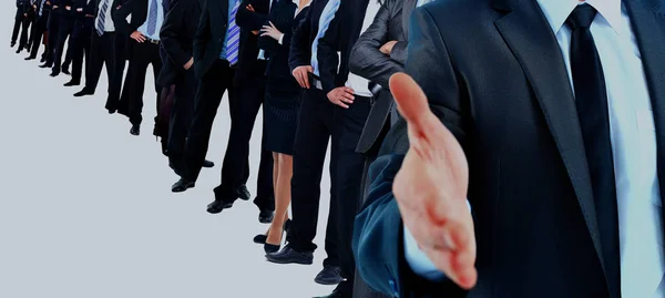 Grupo empresarial en una fila. líder con la mano abierta y listo para estrechar la mano — Foto de Stock