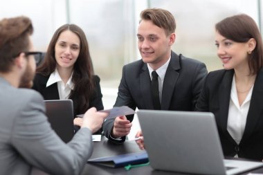 bir atölye iş takım tutar