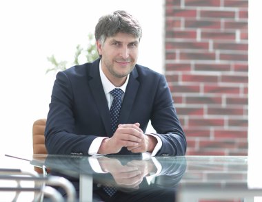 Masada oturan ciddi iş adamı