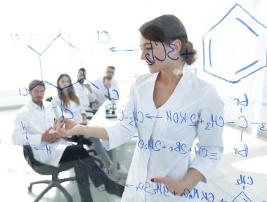 şeffaf yönetim kurulu ile görüntüleyin. kadın biyokimyacı bilgi analiz.