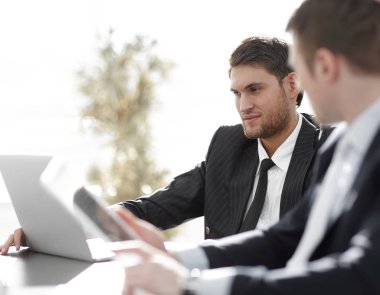 closeup.successful işadamı çalışma konuları tartışmaya bir meslektaşı ile