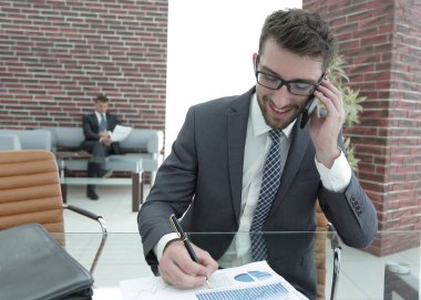 işadamı mali grafiklerle çalışma