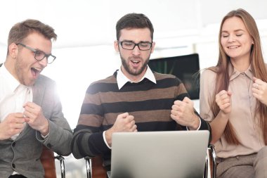 Üç birlikte satırındaki iyi haber alma çalışanlar heyecanlı