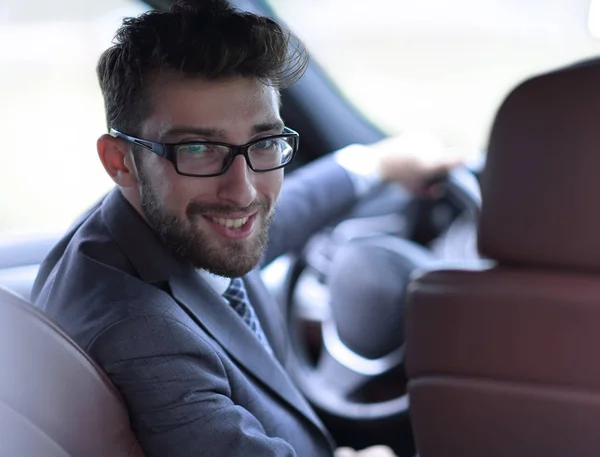 Uomo in abbigliamento formale seduto in auto — Foto Stock