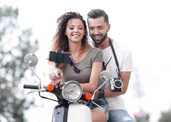 Maschio e femmina su motorini in una città . — Foto Stock