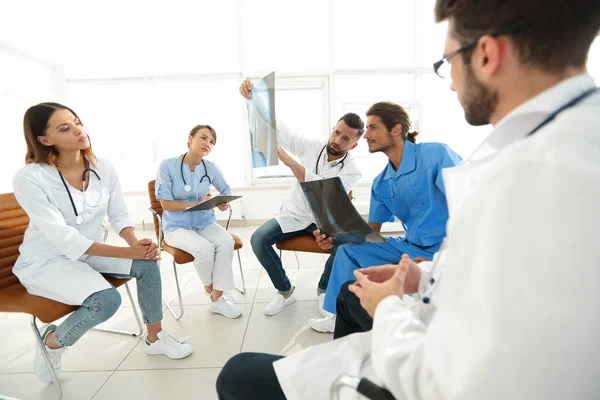 Radiólogos y un cirujano discutiendo una radiografía de un paciente — Foto de Stock