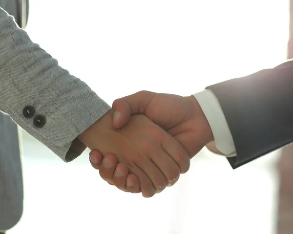 Gente de negocios estrechando manos aisladas sobre fondo blanco —  Fotos de Stock