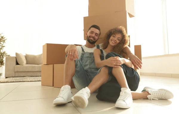 Concept de déménagement dans un nouvel appartement. Joyeux couple — Photo