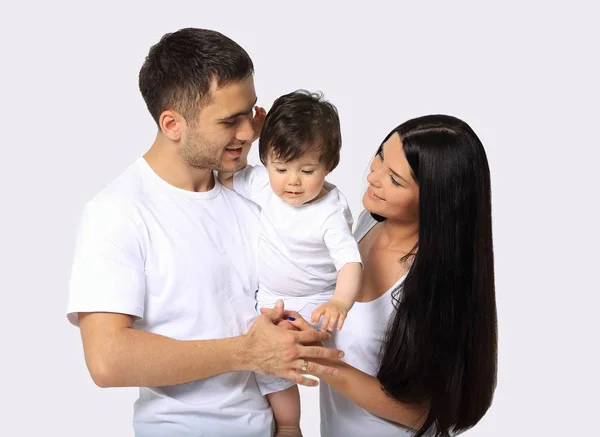 Ευτυχισμένη οικογένεια με νεογέννητο μωρό σε λευκό φόντο. — Φωτογραφία Αρχείου
