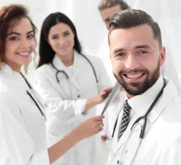 Retrato de un médico de edad avanzada enseñando a estudiantes de medicina . —  Fotos de Stock