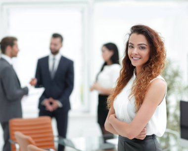 İş dünyasının arka planında güzel bir kadın..