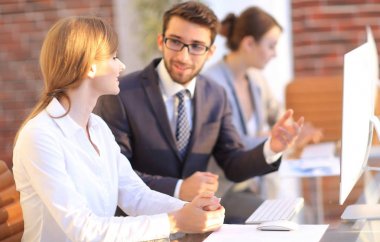 iş arkadaşları iş sorunları tartışıyor.