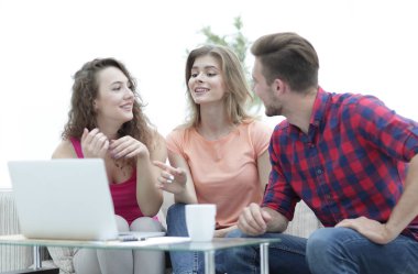 kanepede oturan sorunu görüşmek için öğrenci grubu.