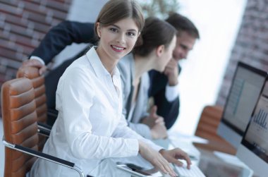 Masada oturan genç bir çalışan.