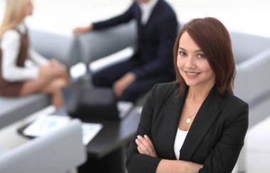 Bulanık arka planda başarılı genç iş kadını