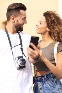 Gülümseyen iki akıllı telefon birlikte şehirde kullanma