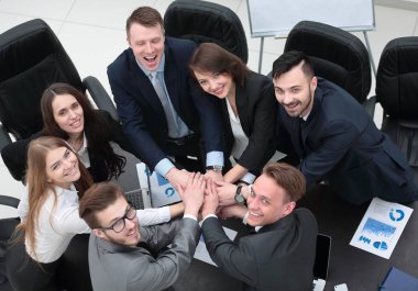 iş takım birlikte masada sıktı elleri ile