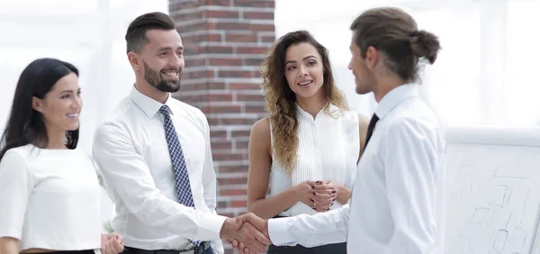 Benvenuto e stretta di mano partner commerciali . — Foto Stock