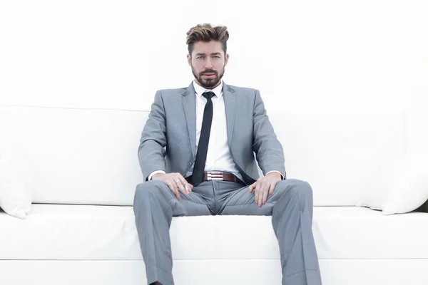 Un exitoso hombre de negocios sentado en un traje fuma — Foto de Stock