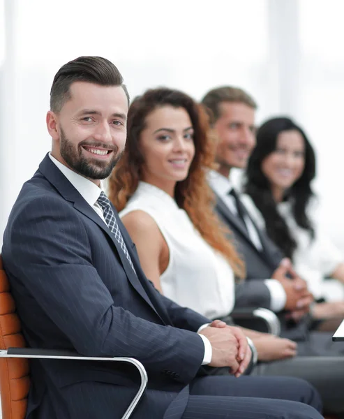 Groupe de gens d'affaires assis sur le bureau — Photo