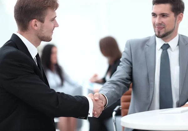 Handshake Manager e il cliente in ufficio. — Foto Stock