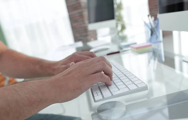 Primer plano de un empleado escribiendo en un teclado de ordenador personal . — Foto de Stock