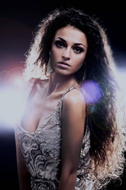 Genç dans eden kadın, arka plan üzerinde yanıp söner.