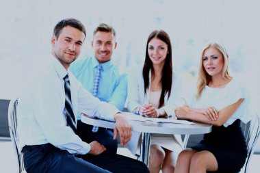 arka planda bir konferansta meslektaşlarınızla mutlu iş adamı.