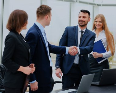 El sıkışan iki profesyonel iş adamları.