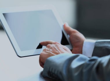 Dijital tablet tutan işadamı