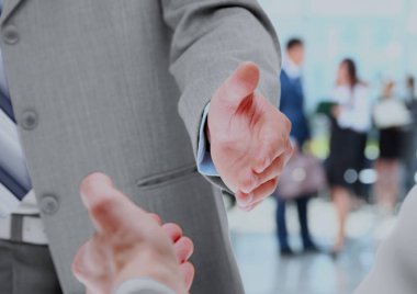 İş tokalaşması ve iş adamları.