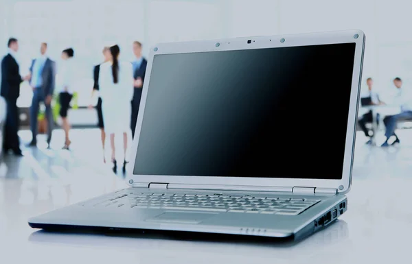 Сучасний ноутбук ізольований на білому з відображенням на скляному столі . — стокове фото