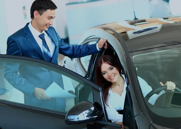 Woman buying a new car — Stock Photo, Image
