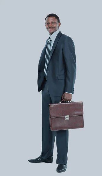 Portret van glimlachen Afro-Amerikaanse zakenman permanent op witte achtergrond. — Stockfoto