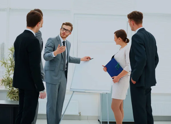 Arbeiter bei einem Geschäftstreffen bei der Vorstellung von Finanzberichten im modernen Büro. — Stockfoto