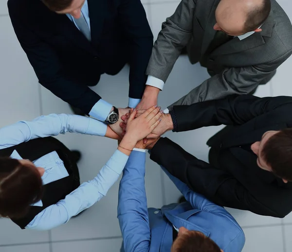 Empresários unindo as mãos em círculo. — Fotografia de Stock