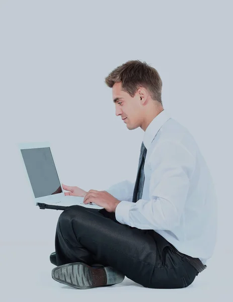 Jeune homme d'affaires assis isolé utilisant un ordinateur portable — Photo