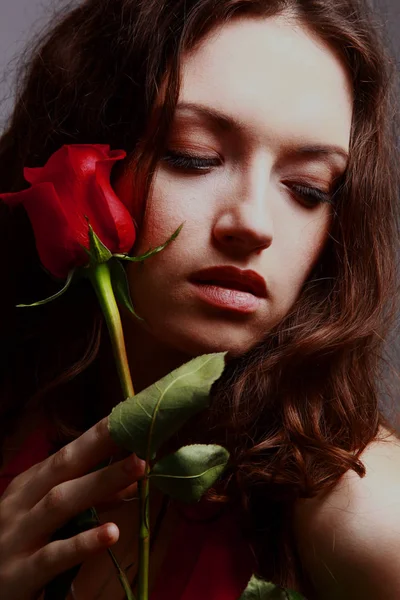 性感漂亮的女人和玫瑰的工作室肖像. — 图库照片
