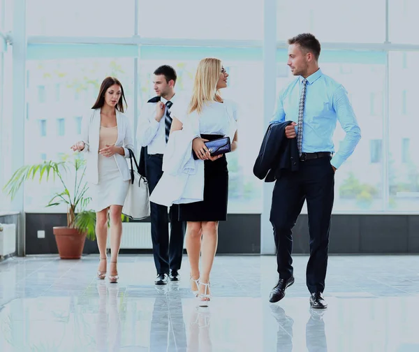 Groupe de gens d'affaires marchant à l'intérieur de bureau lumineux moderne . — Photo