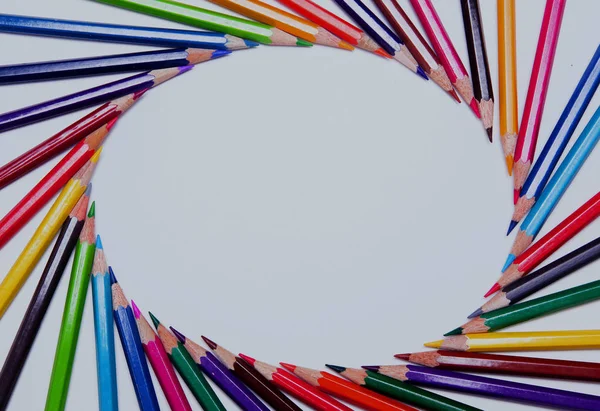 Farbują ołówek na białym tle. — Zdjęcie stockowe