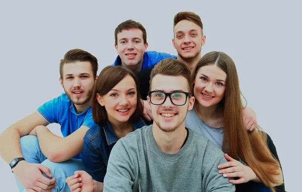 Mutlu genç grup insanlar ayakta togethe — Stok fotoğraf