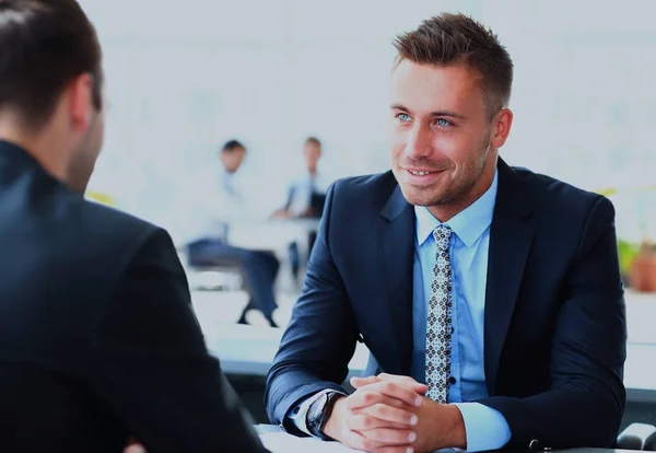 Beeld van slimme zakenman legt nieuwe strategie uit aan zijn partner tijdens bijeenkomst. — Stockfoto