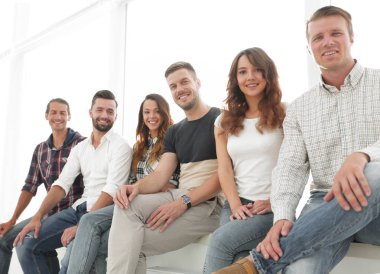 bekleme odasında sandalyelere oturan genç yaratıcı insanlar