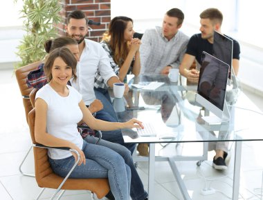 Grup genç çalışanların fikirleri tartışmak