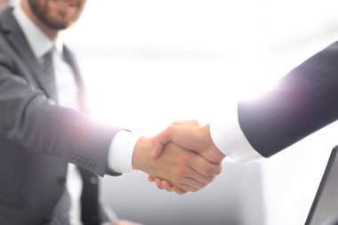 Ofisteki iş tokalaşmasını kapatın.