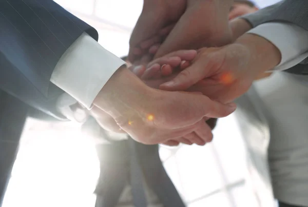 Uomini d'affari che stringono le mani insieme. — Foto Stock