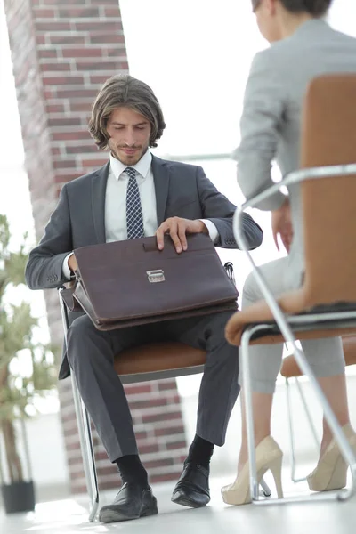 Ein entspanntes Gespräch zwischen einem Mann und einer Frau im Büro — Stockfoto