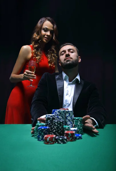 Jeune couple jouer au poker — Photo