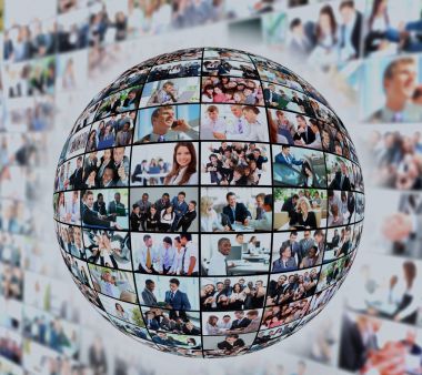 bir küre üzerinde beyaz bir arka plan ile birçok farklı iş adamları izole